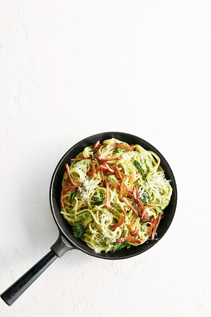 Spaghetti carbonara with broccoli