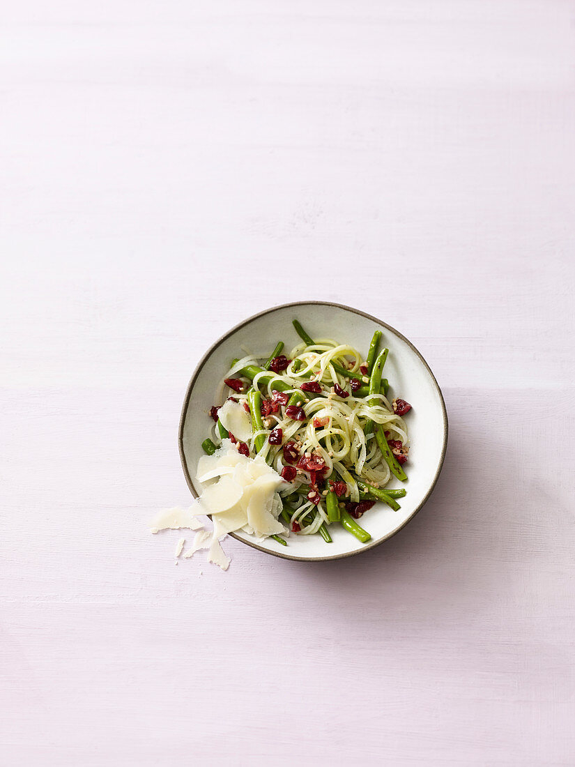 Kohlrabinudeln mit Bohnen und Cranberries