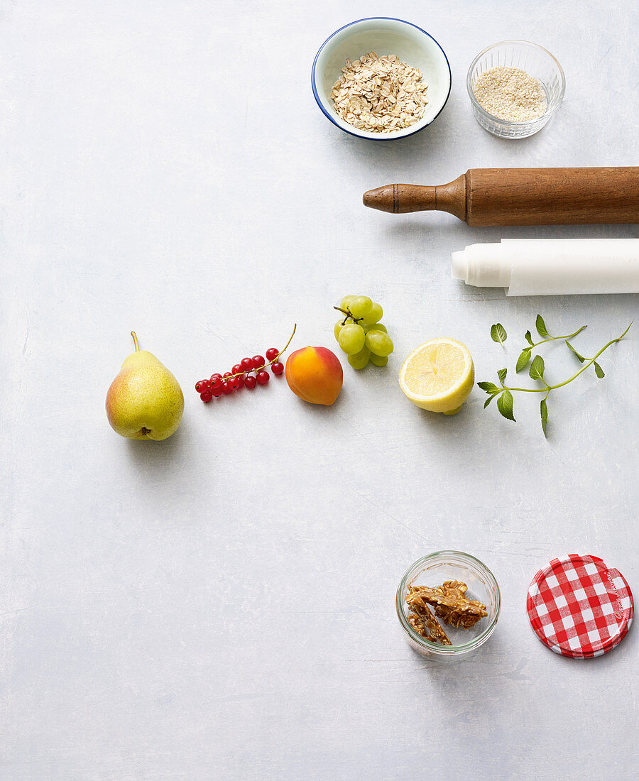 Zutaten für Obstsalat mit Hafer-Sesam-Krokant