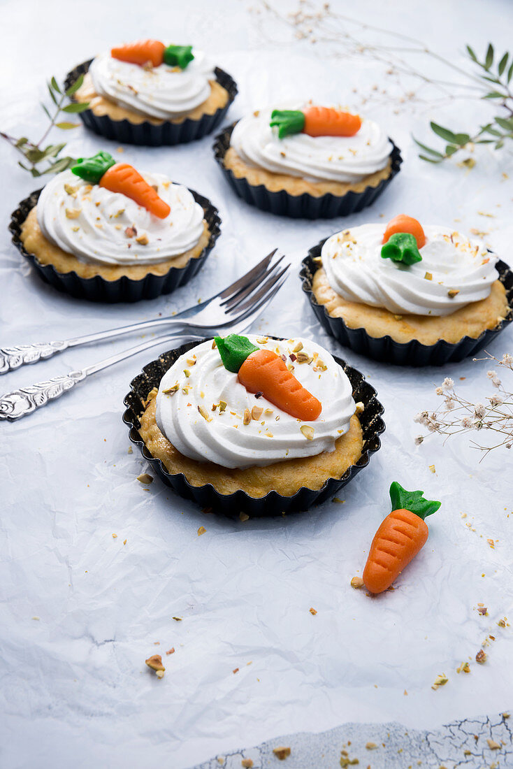 Vegan carrot cakes for Easter