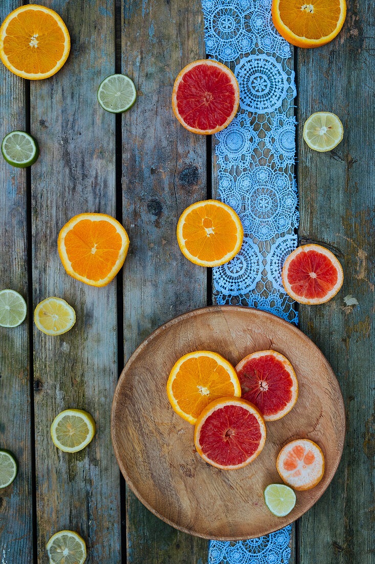 Orangen, rosa Grapefruit und Limetten in Scheiben