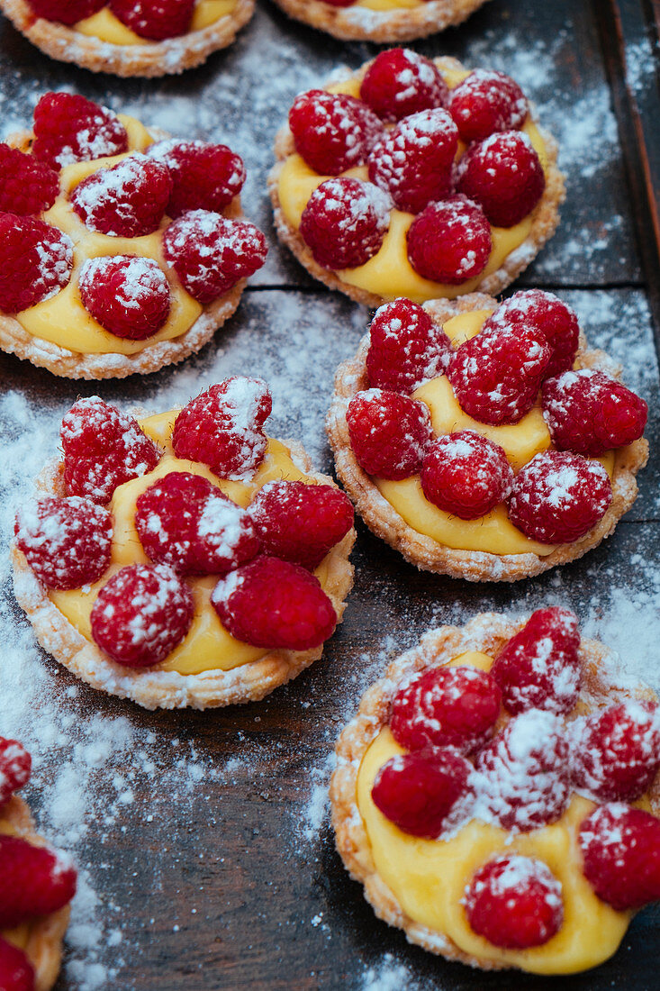 Erdbeertörtchen mit Vanillecreme und Puderzucker