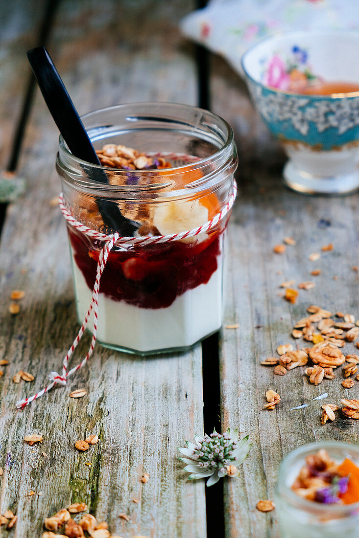 Joghurtmüsli mit Erdbeermarmelade im Glas