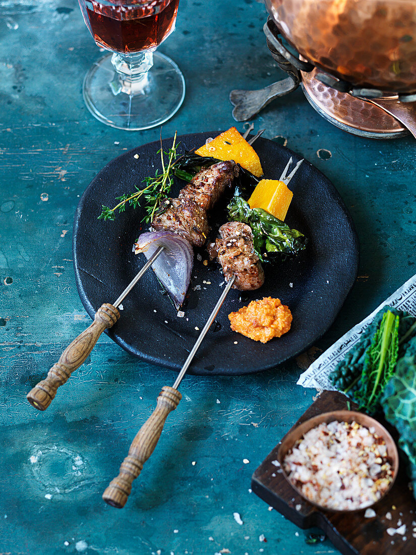 Fondue mit Rindfleisch, Kürbis, Grünkohl und Salsa