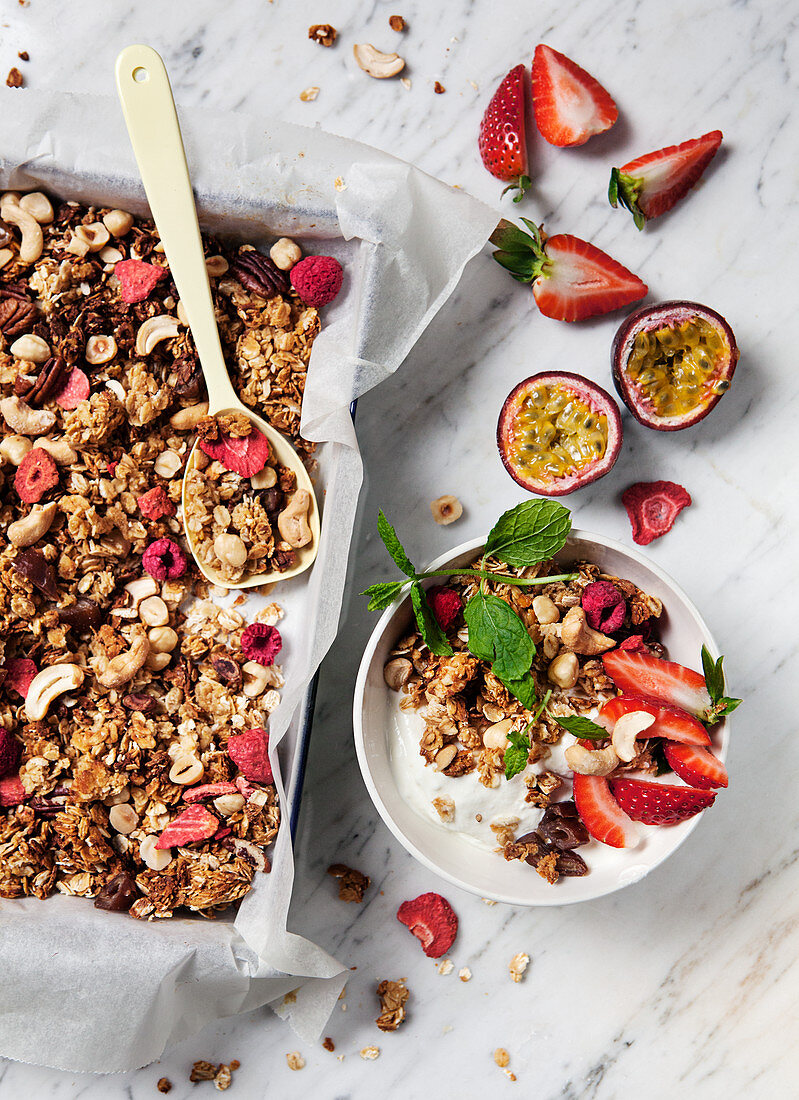 Yoghurt and muesli with strawberries, raspberries, cashews and mint