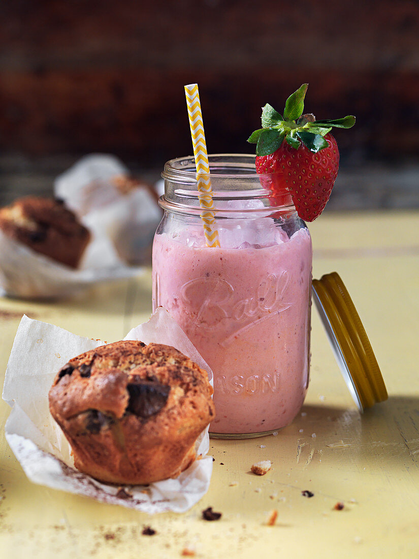 A strawberry smoothie and a muffin for brunch