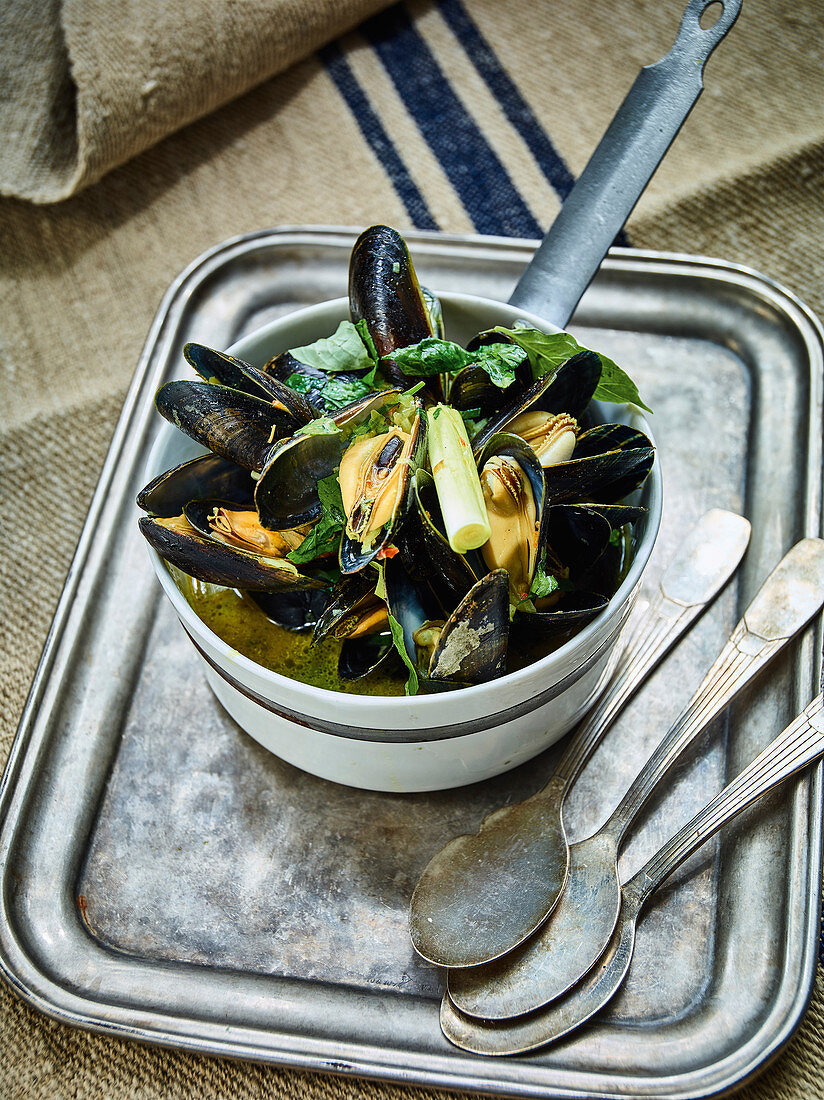 Mussels in white wine curry stock