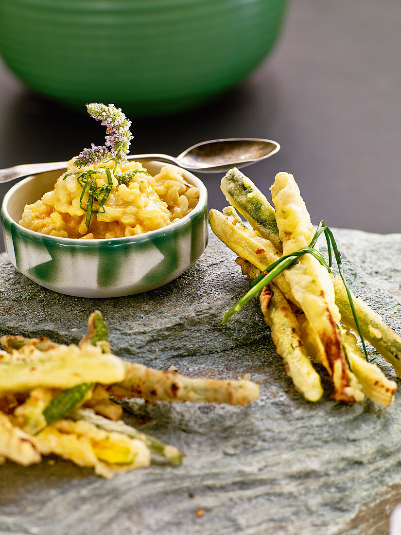 Safranrisotto mit Gemüse-Tempura