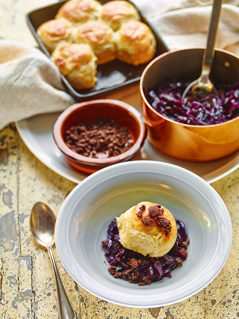 Buchteln (sweet bread dumplings) with red cabbage and salted chocolate crumbs