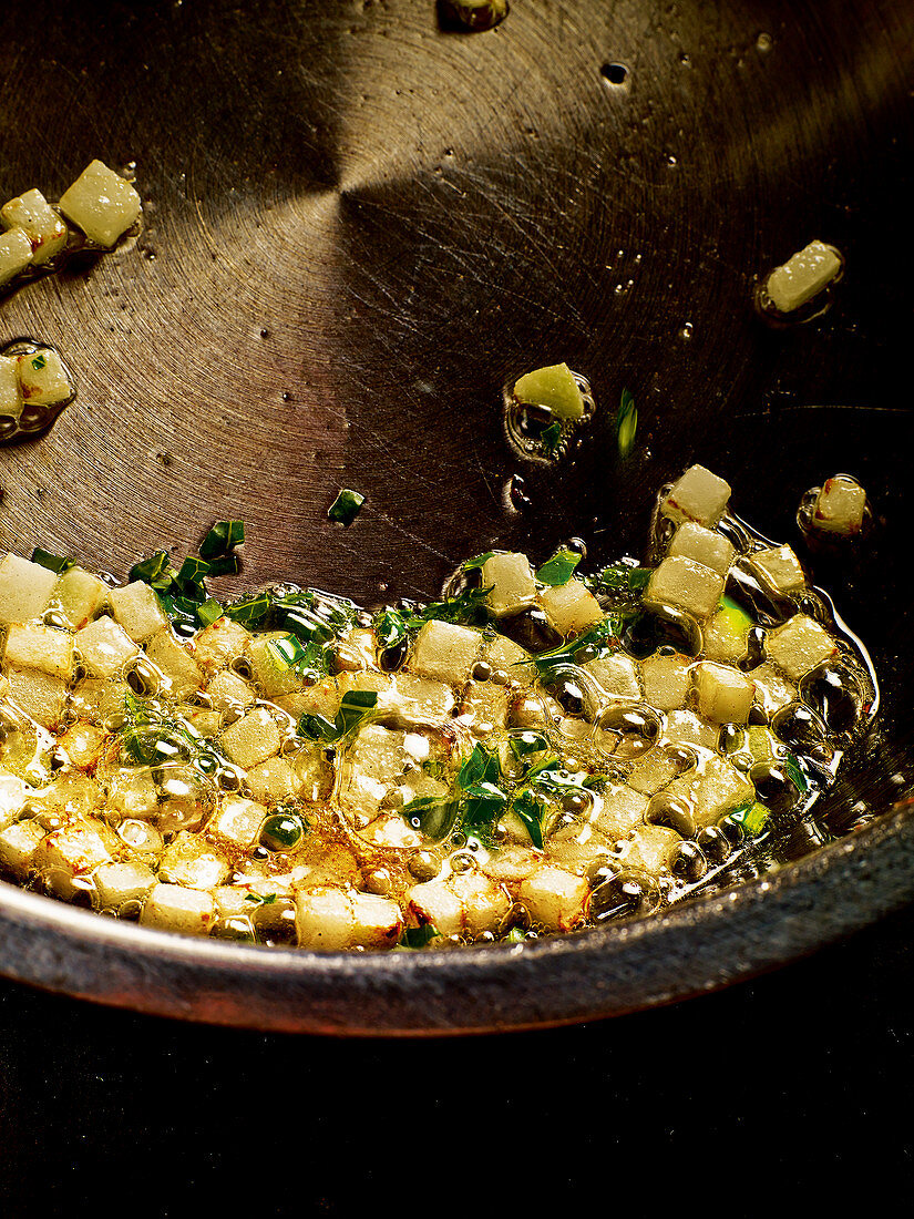 Kohlrabiwürfel in Butter braten