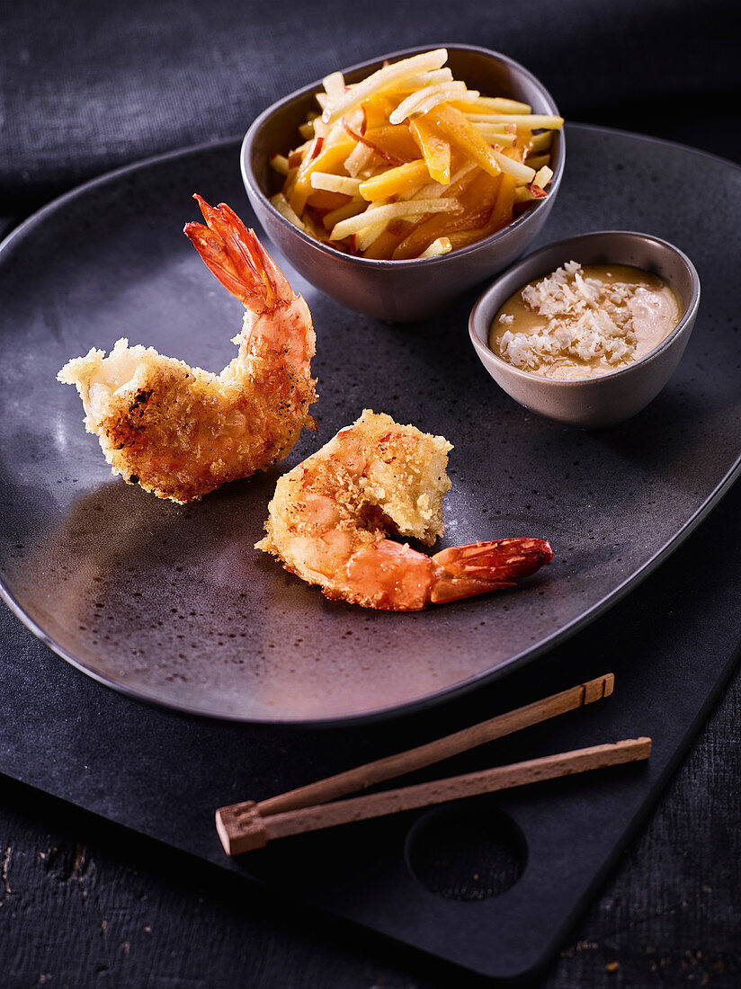 Fried shrimps with apple and mango salad