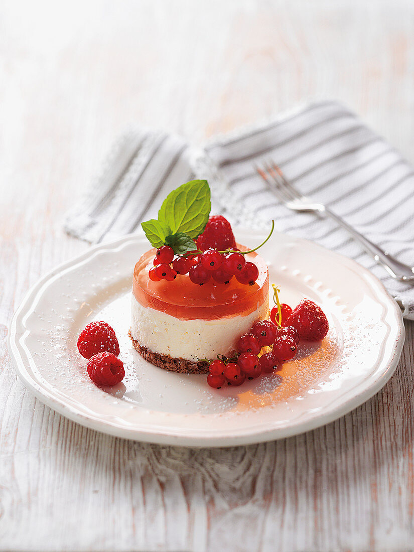 Mascarpone-Minitörtchen mit Rosengelee und Beeren