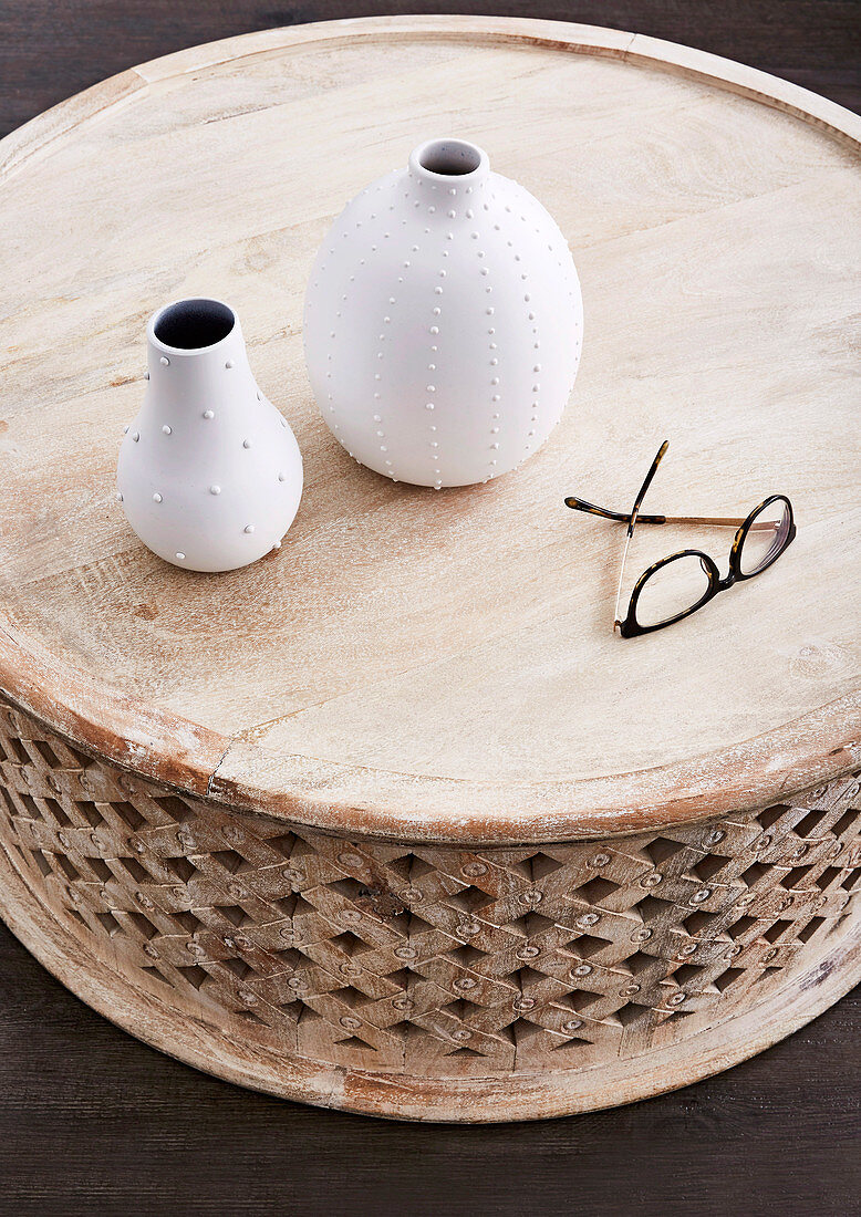 Runder Coffeetable mit Vasen und Brille
