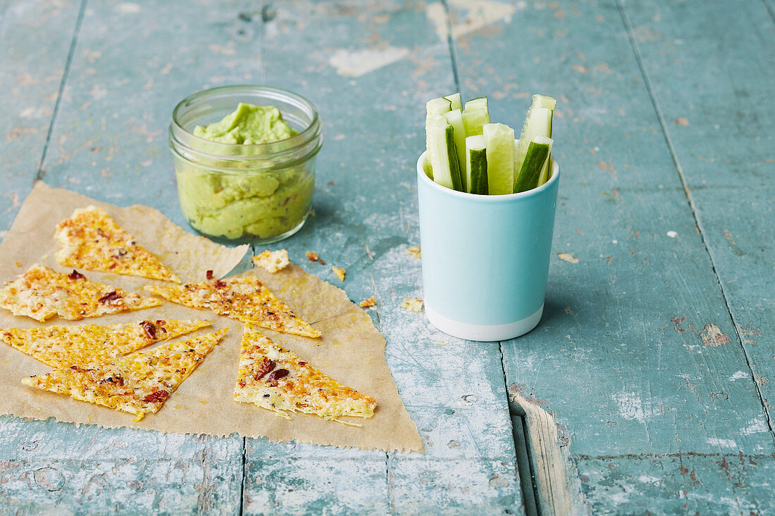 Guacamole mit Crackern und Gurkensticks