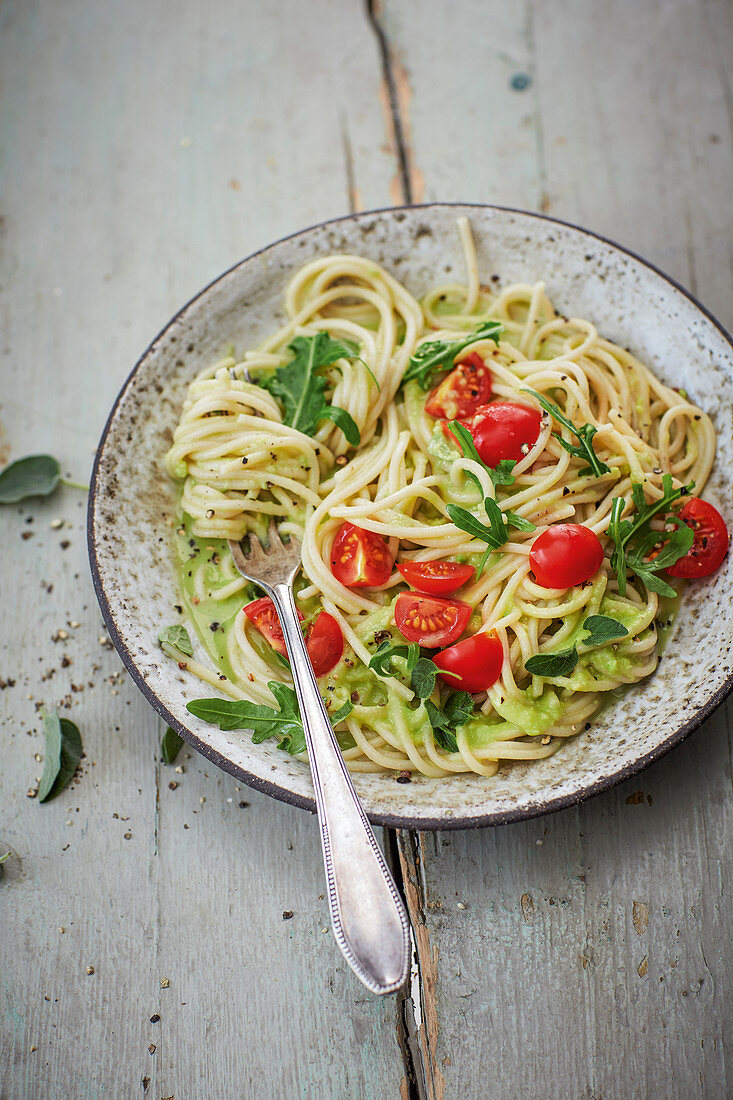 Spaghetti with avocado and lime sauce
