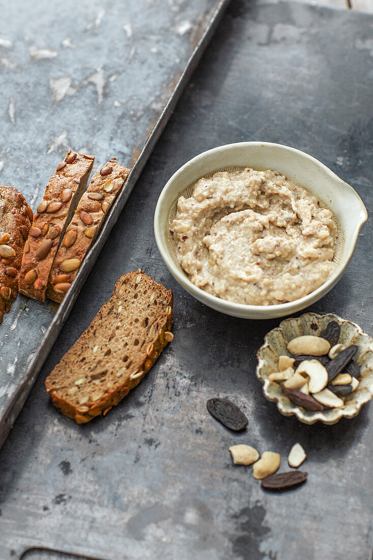 Vegan cashew and tonka bean spread