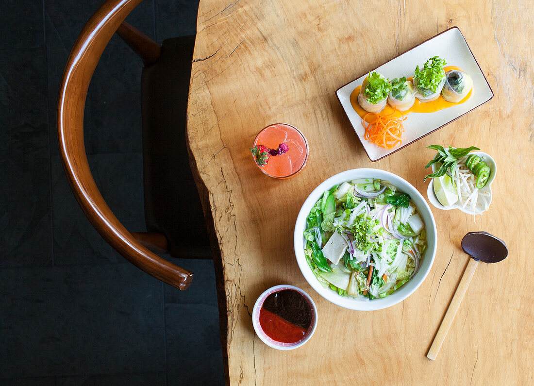 Vegane Pho Suppe, Sommerrollen mit Mango und Kill Bill Cocktail