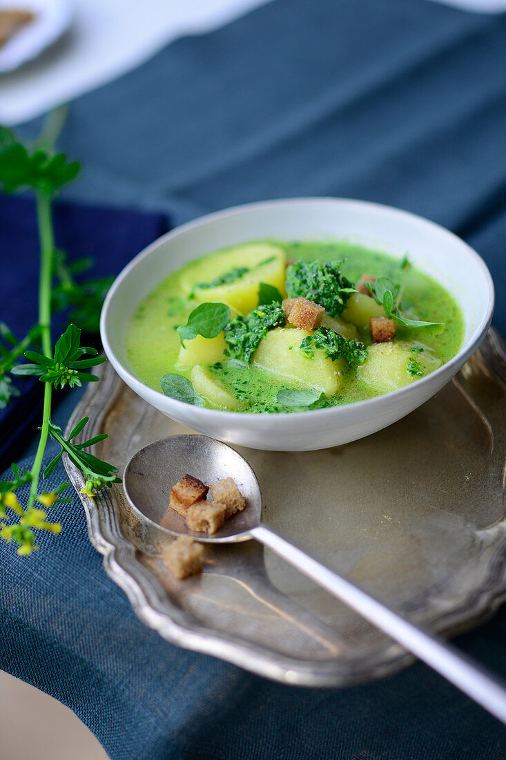 Rocketcress soup with potatoes and crountons