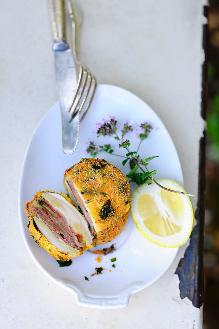 Gebackene Birkenpilze mit Schinken und Käse