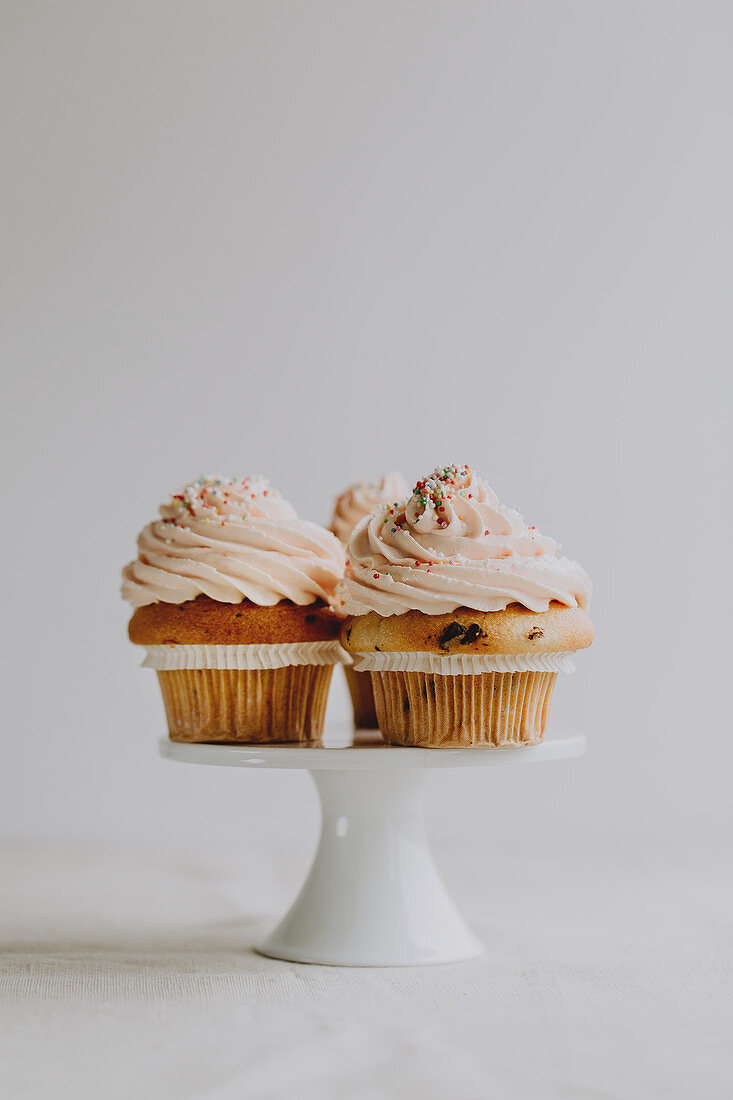 Cupcakes mit Schokotropfen und Creme