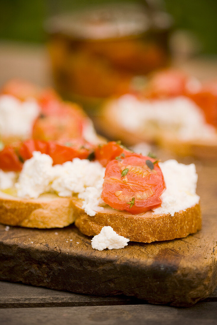 Weißbrot mit gebratenen Kirschtomaten, Ricotta und Thymian