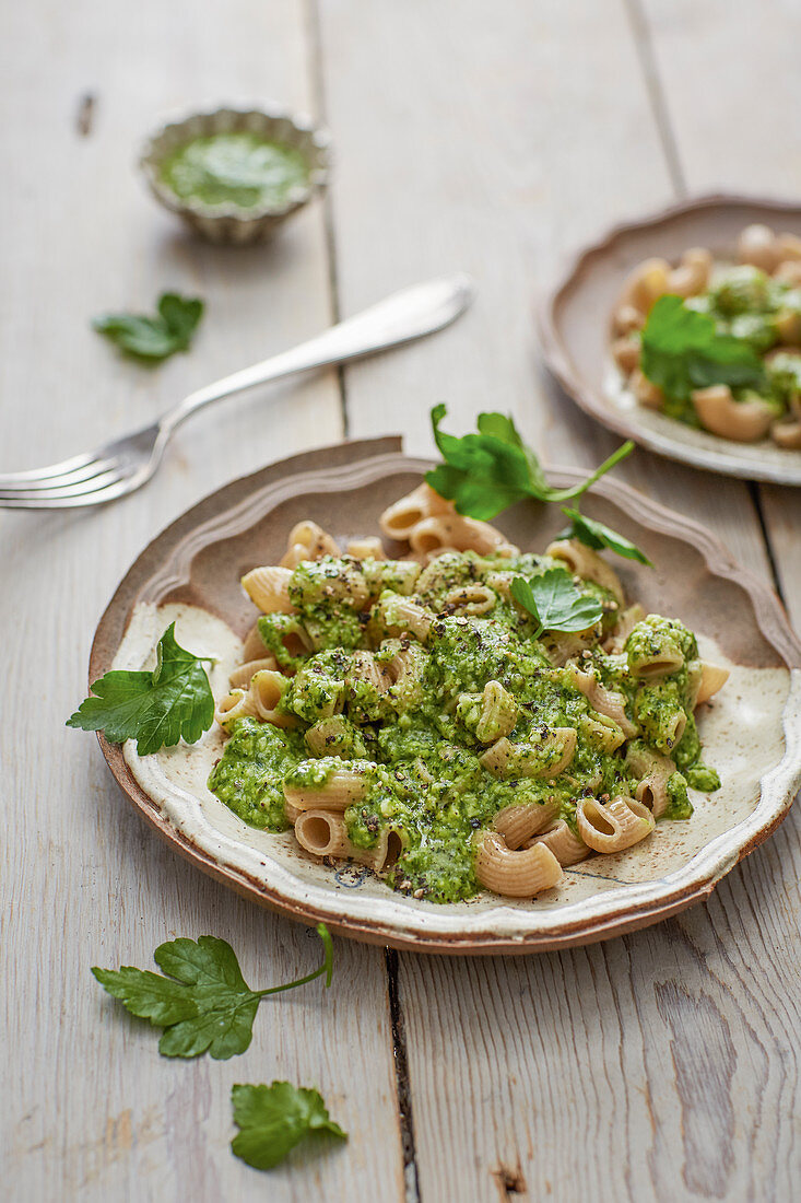 Wholemeal pasta with potato and parsley sauce (vegan)