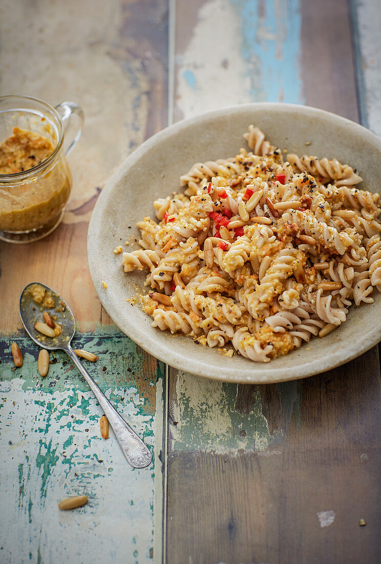 Fusilli with red pesto pasta sauce (vegan)