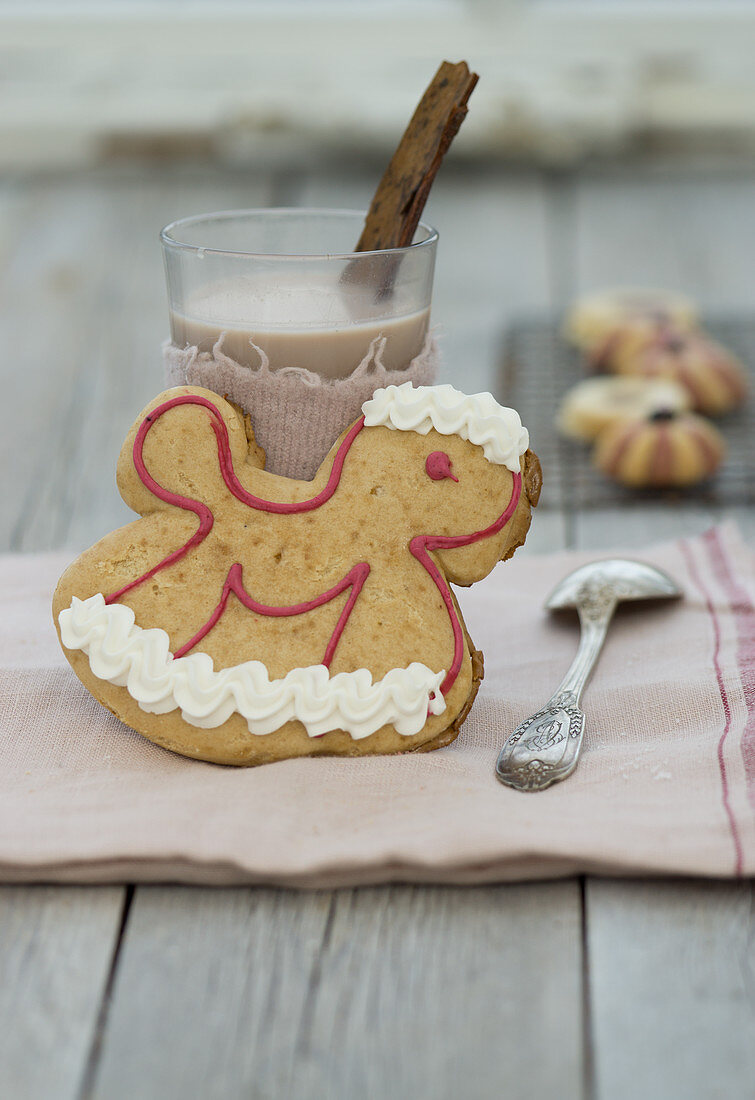 A rocking horse-shaped gingerbread decorated with meringue