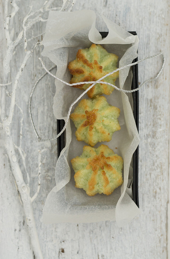 Pistachio and coconut macaroons in a box