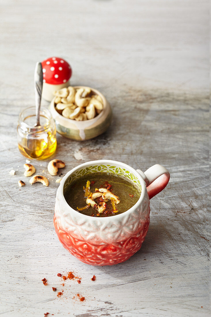 Tassensuppe Bittersweet: Suppe mit Grünkohl, Bitterorangen und Cashew