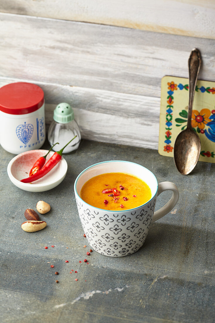 Tassensuppe Hokkaido Kick: Suppe mit Kürbis, Chili und Paranüssen