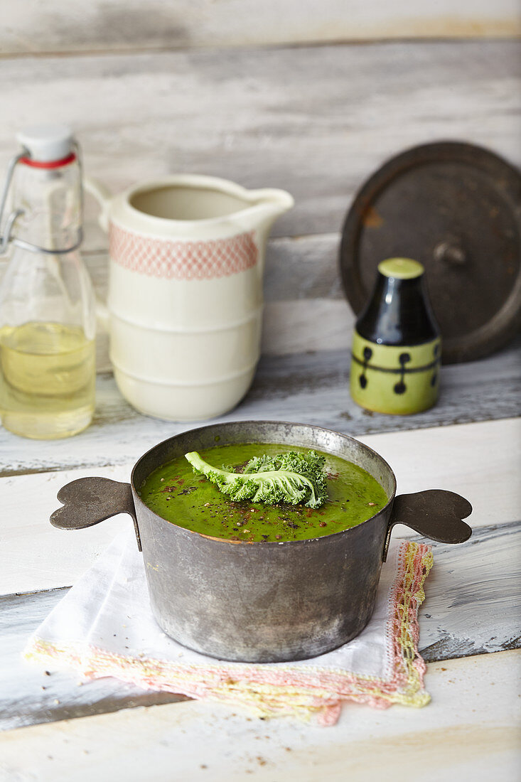 Vitamin C Booster cup of soup: avocado, kale and wild garlic