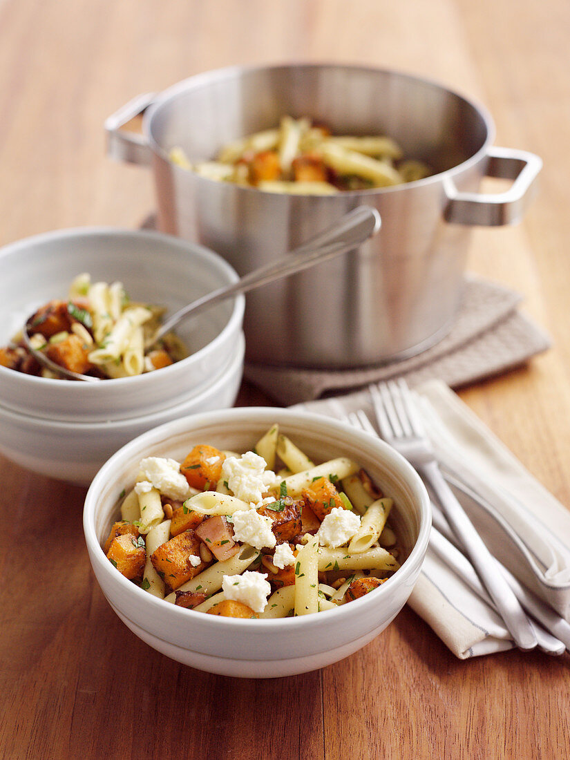 Penne mit Kürbis, Speck und Pinienkernen