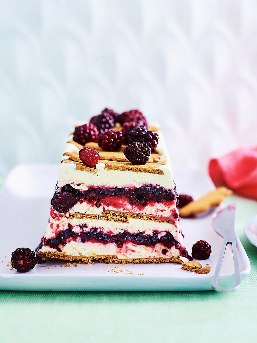 Gefrorener Zitronen-Joghurtkuchen mit Brombeeren