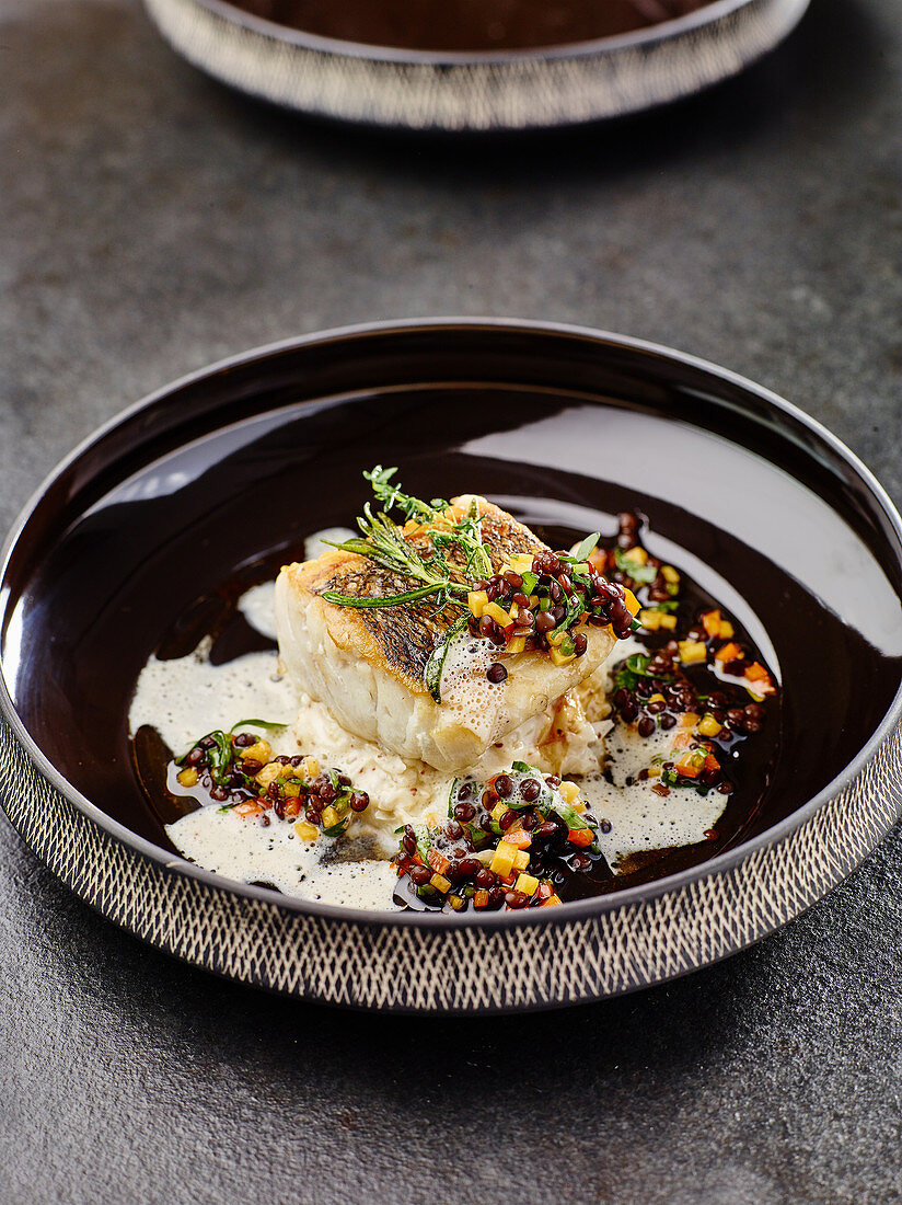 Zander auf Rieslingsauerkraut, Senfschaum und Linsen-Möhren-Salat