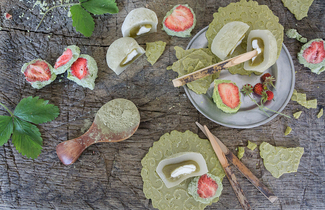 Erdbeeren in Matchaschokolade, Mochi und Teegebäck