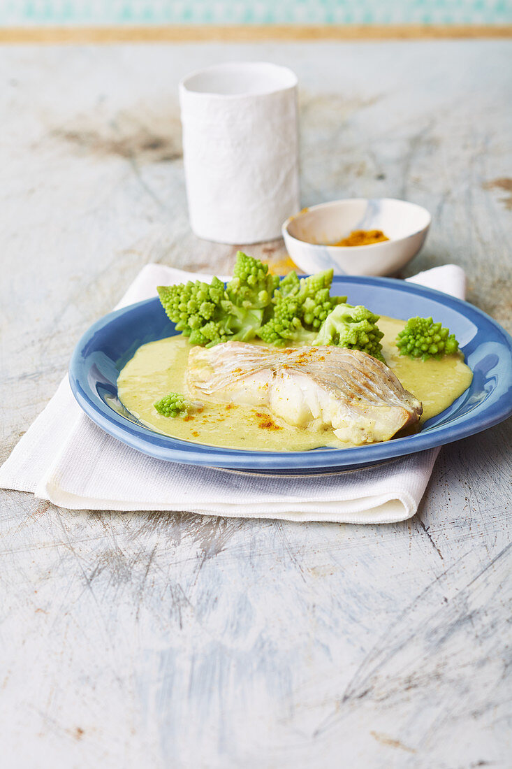 Fischfilet in Kokos-Curry-Sauce mit Romanesco