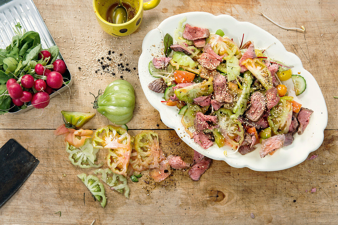 Roast beef salad with radishes, ginger and sesame seeds