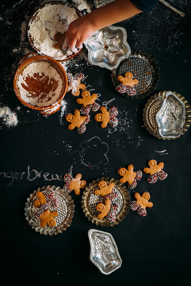 Selbstgemachte Lebkuchenmänner für Weihnachten (Aufsicht)