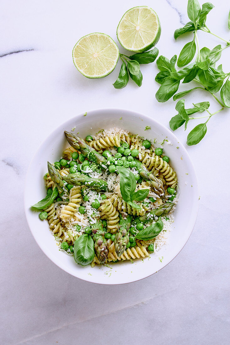 Pasta with green asparagus, peas and basil