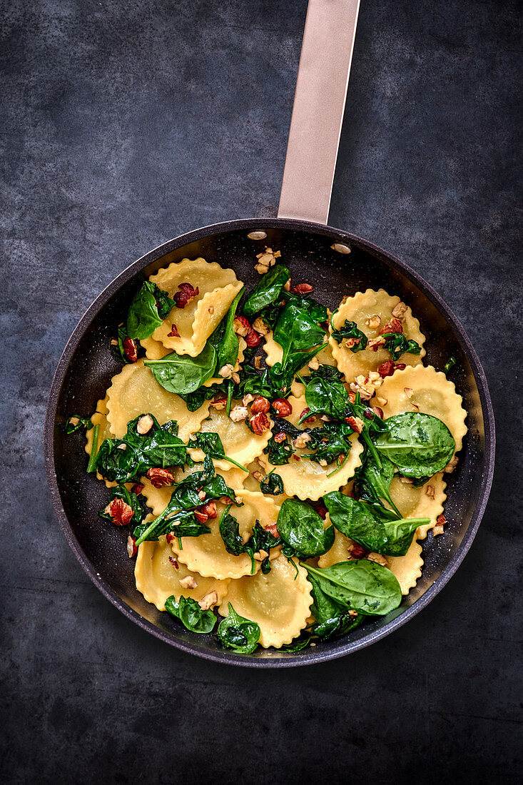 Ravioli mit Blattspinat und Nüssen