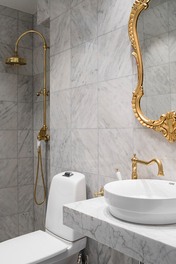 Badezimmer mit Marmor-, Gold- und Messingdetails