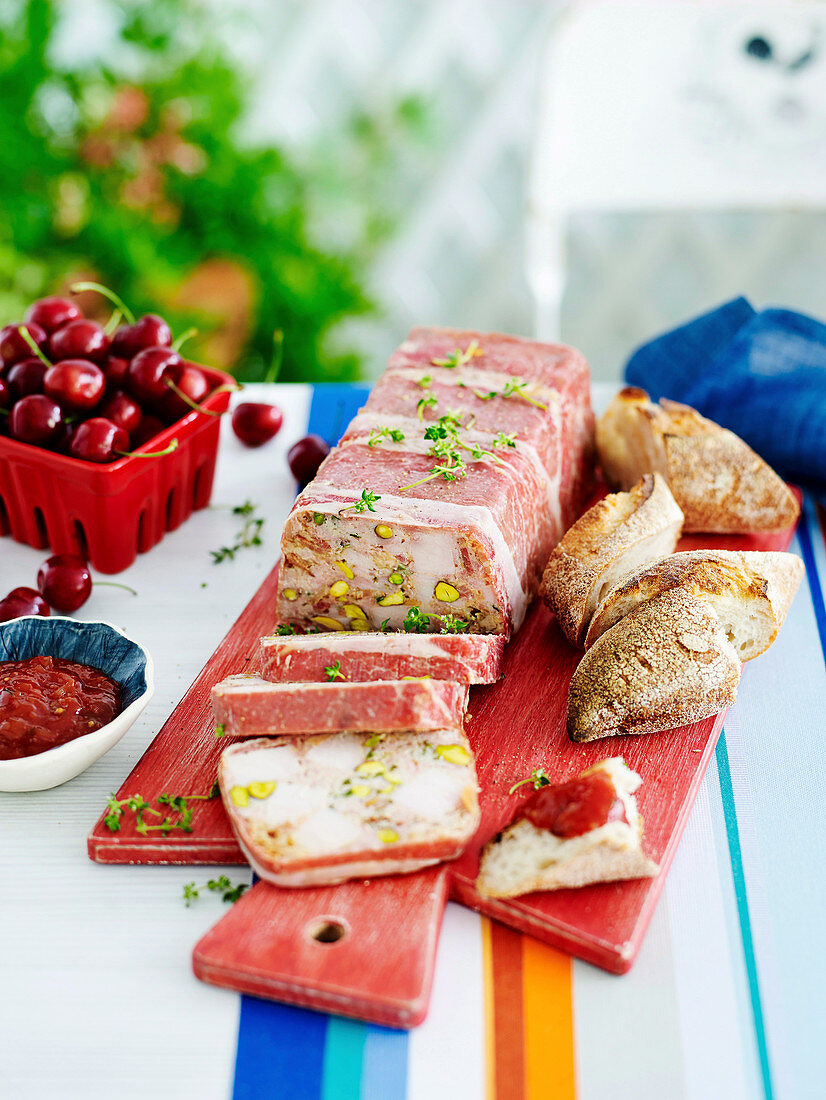 Puten-Pistazien-Terrine im Speckmantel