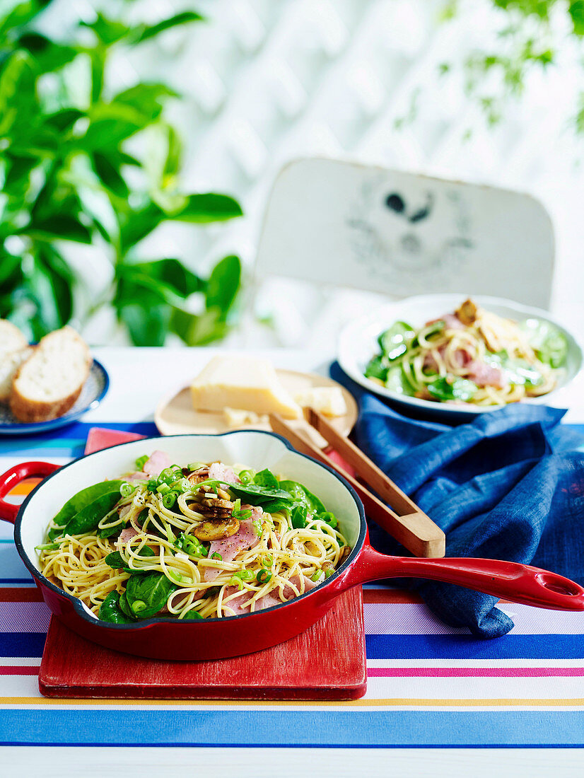 Spaghetti mit Spinat, Pilzen und Speck