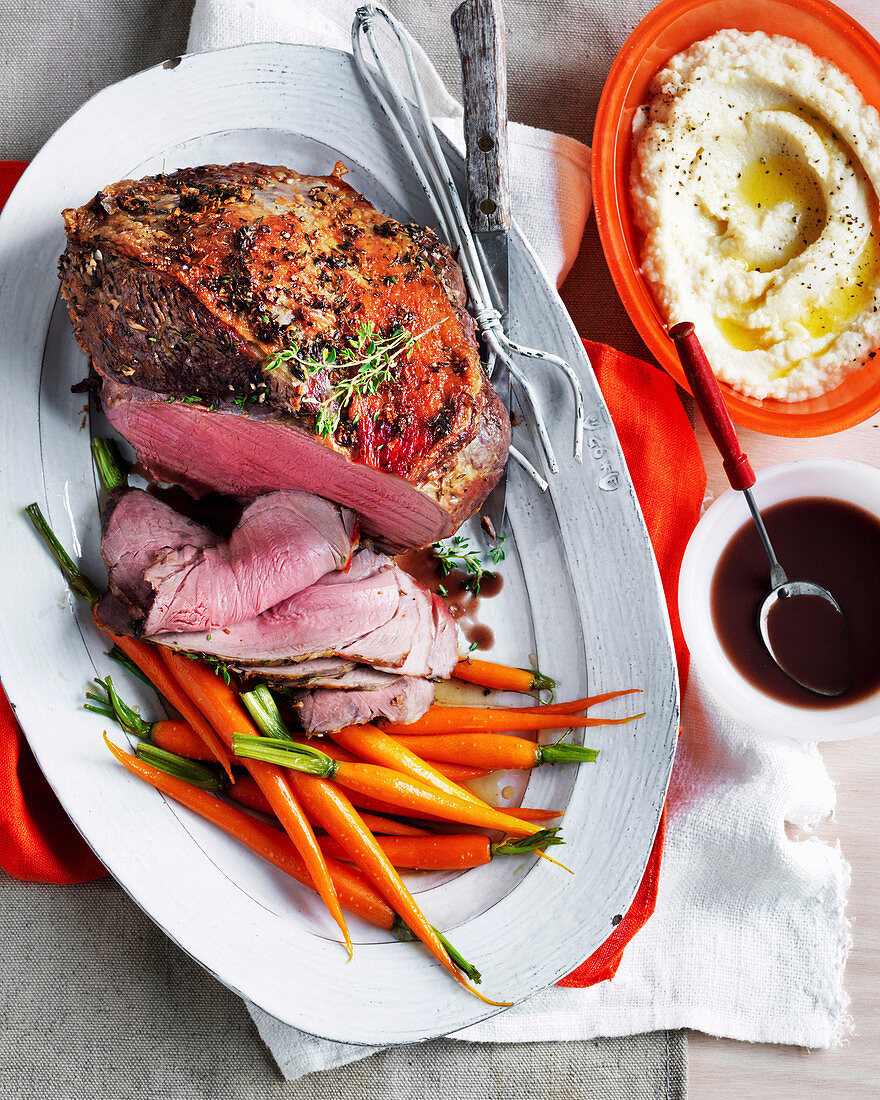 Roastbeef mit Rotweinsauce, Honigmöhren und Selleriepüree