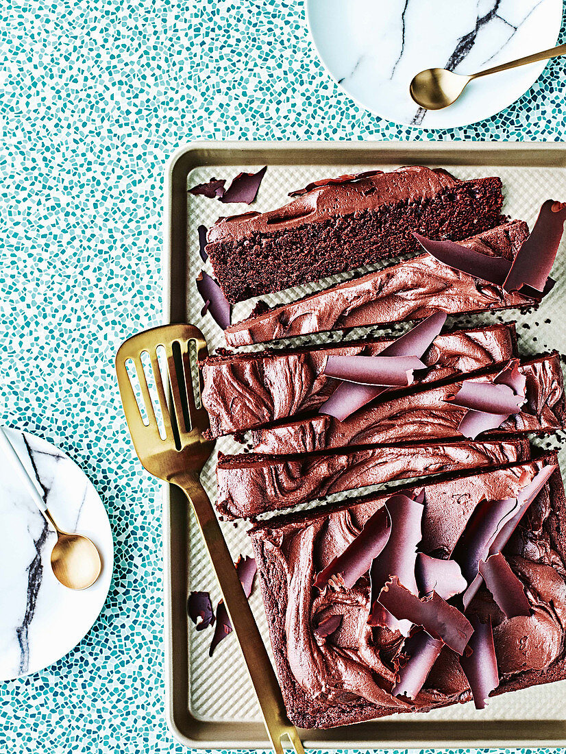 Schokoladenkuchen mit Schokoladenblättern und Sauerrahm-Frosting (Texas)