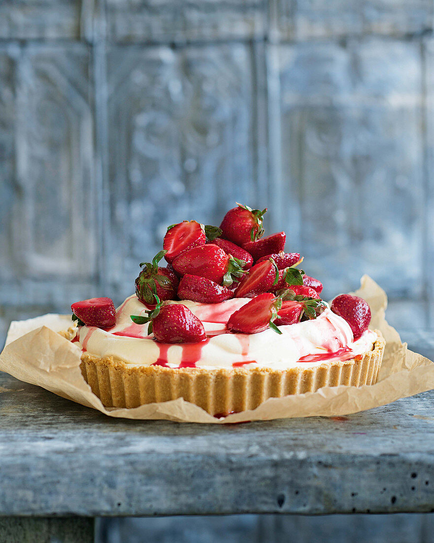 Eiskuchen mit Erdbeeren