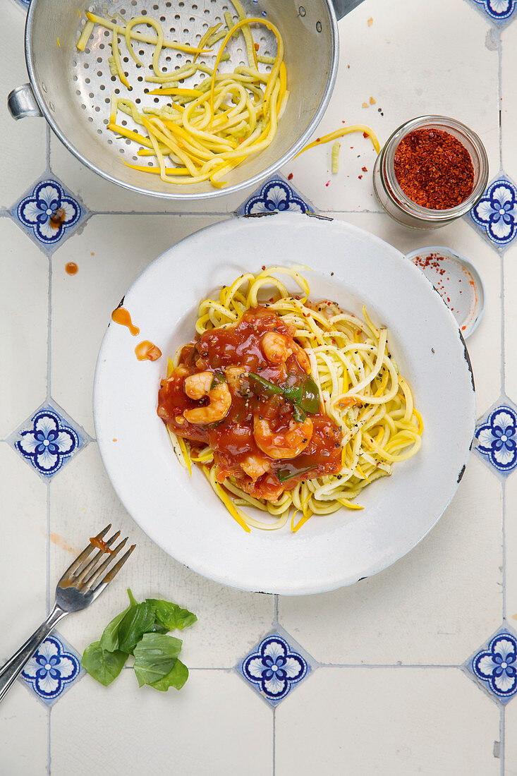 Gelbe Zucchini-Spaghetti mit Shrimps-Tomaten-Sauce