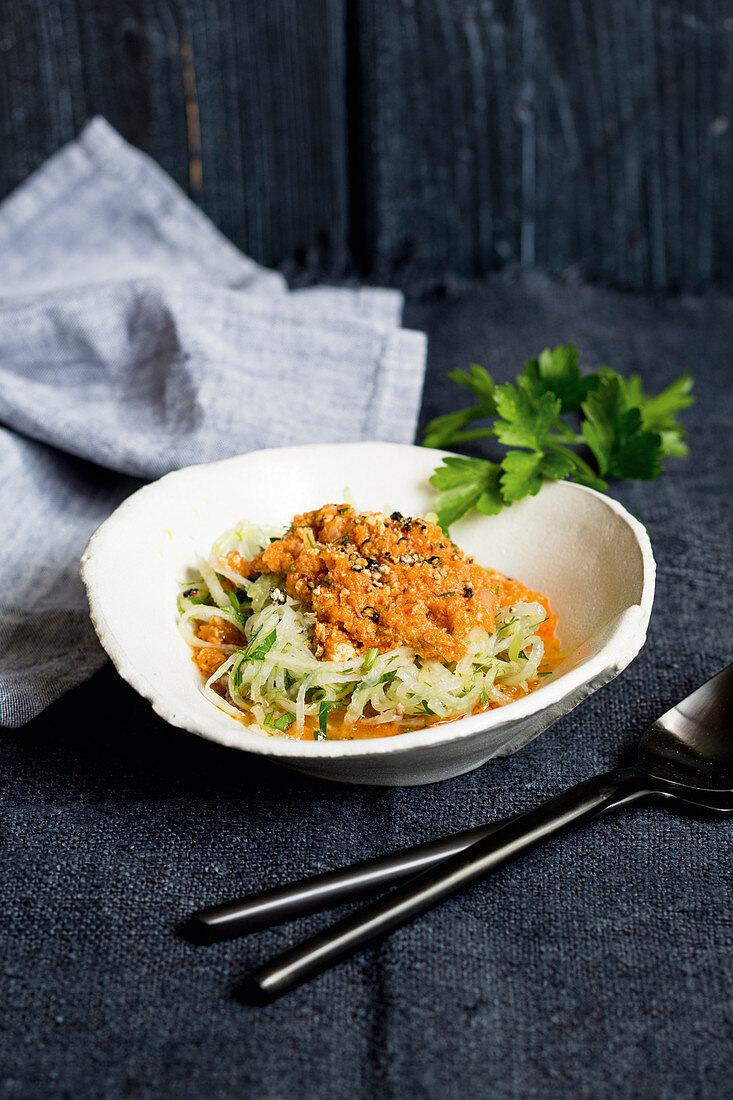 Kohlrabi noodles with chicken bolognese (low GL)