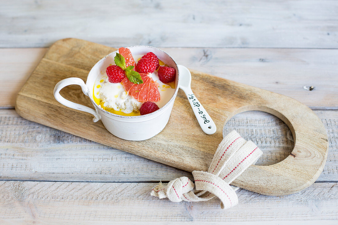 Quinoa-Kefir-Bowl mit Grapefruit und Himbeeren (Glyx)